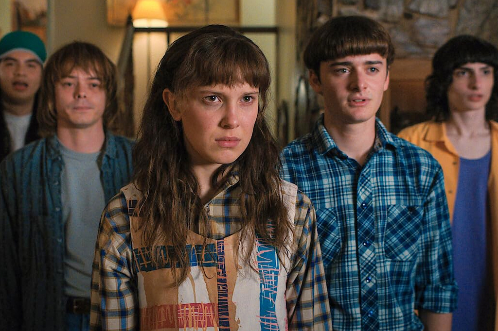 Cena, com os cinco protagonistas, da série Stranger Things da Netflix.