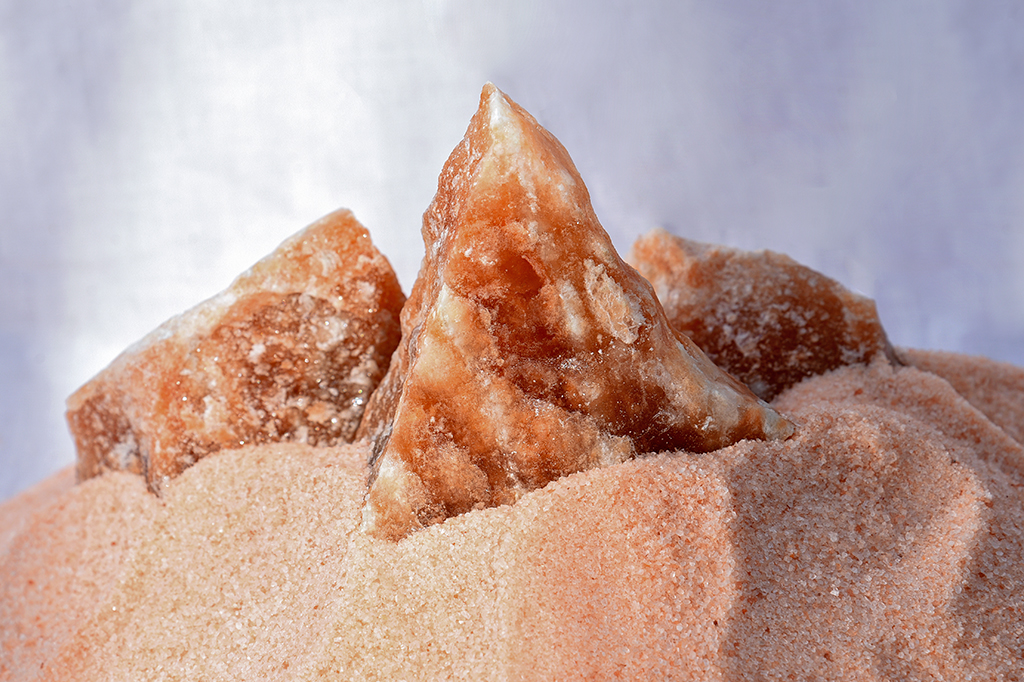 O sal rosa do Himalaia é mesmo do Himalaia? E por que é rosa?