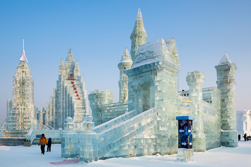 Fotografia de esculturas de gelo no Harbin Ice and Snow Festival em Harbin.