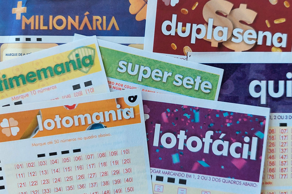 Imagem de vários volantes de aposta de loterias da Caixa Econômica Federal.