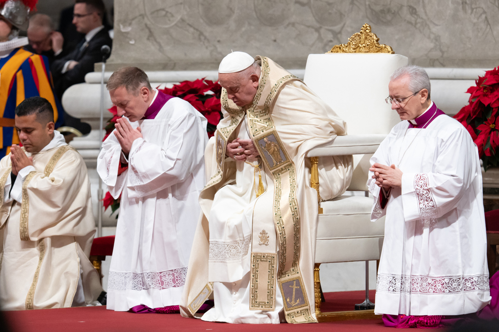 Imagem do Papa Francisco presidindo a missa da véspera de Natal na Basílica de São Pedro, no Vaticano, em 24 de dezembro de 2024.