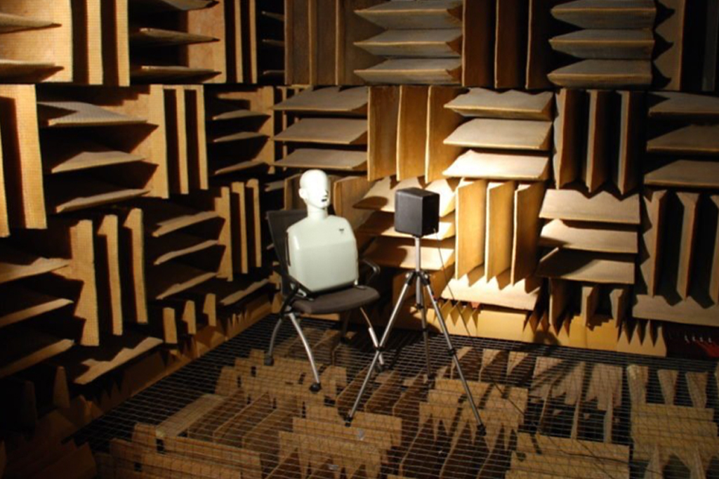 Imagem interna do Orfield Anechoic Chamber – do laboratório de acústica Orfield Laboratories.