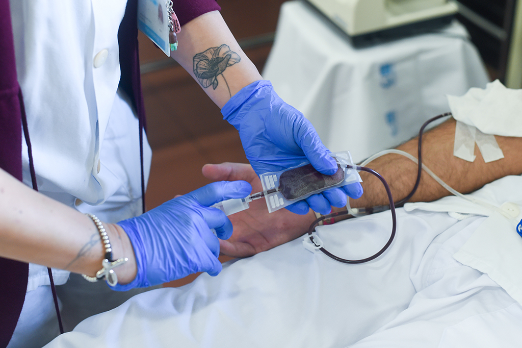 Fotografia de uma pessoa doando sangue.