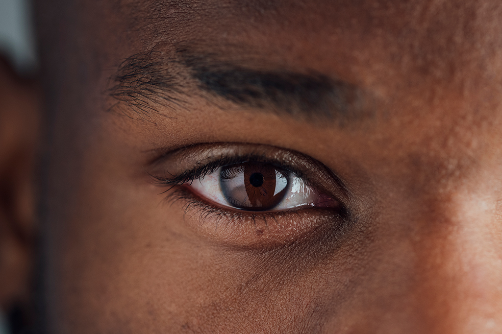 Fotografia dos olhos de um homem negro.