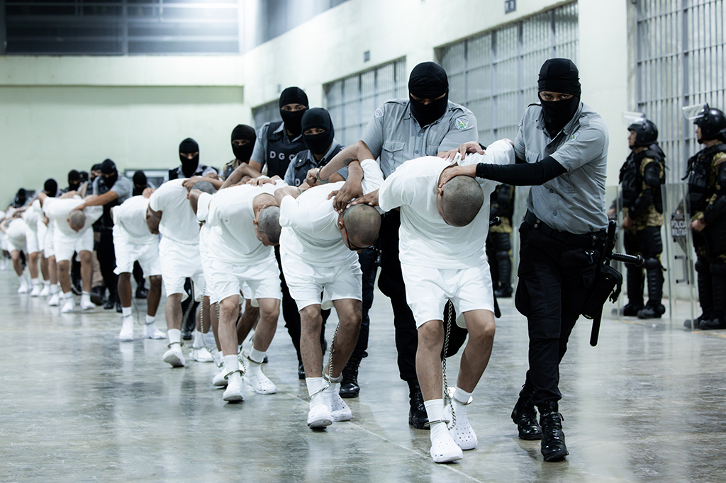 Como é a vida na maior prisão da América, em El Salvador