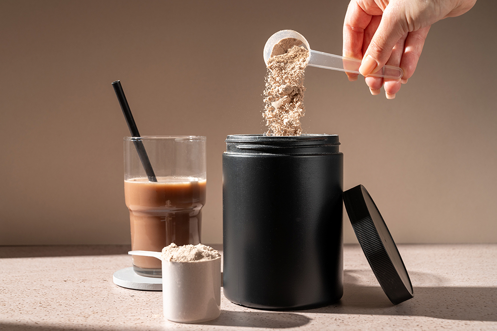 Por que não tomar creatina direto na boca – e outras dúvidas sobre o suplemento