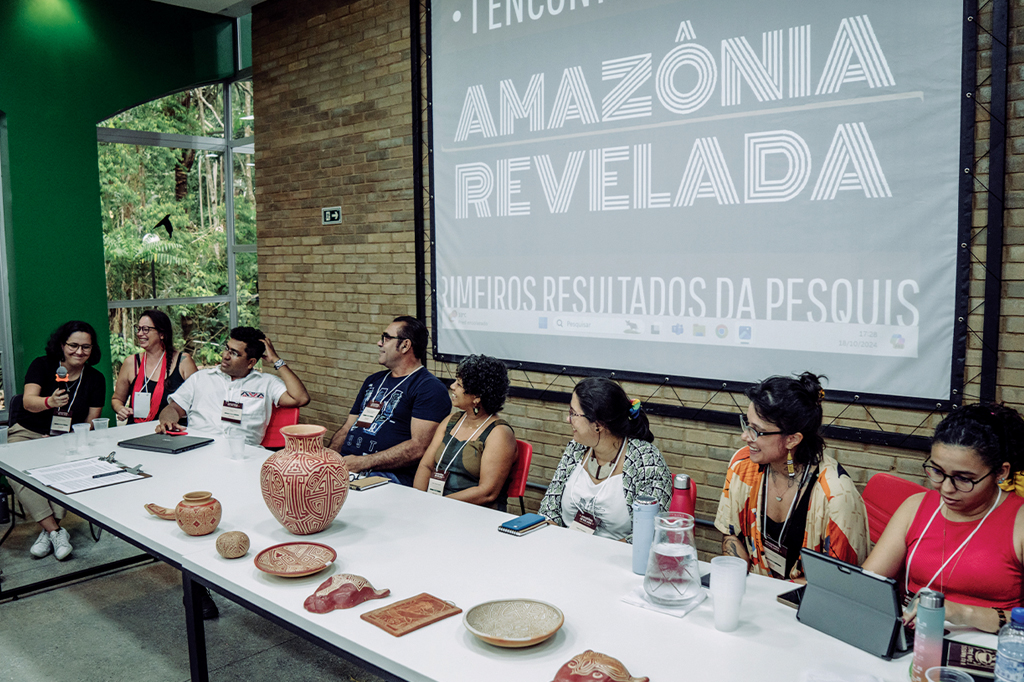 SI_474_Amazônia_Revelada_2 Imagem de um grupos de pessoas reunidas numa mesa.