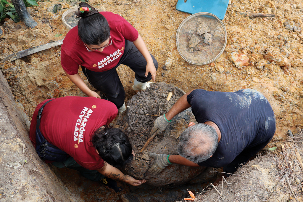 SI_474_Amazônia_Revelada_3 Imagem, visto de cima, de três pessoas cavando um sítio arqueológico na Ilha de Marajó.
