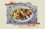 Imagem, em fundo marrom claro, de um a fotocomposição contendo azulejos portugueses, dois peixes e um prato com uma posta de bacalhau.