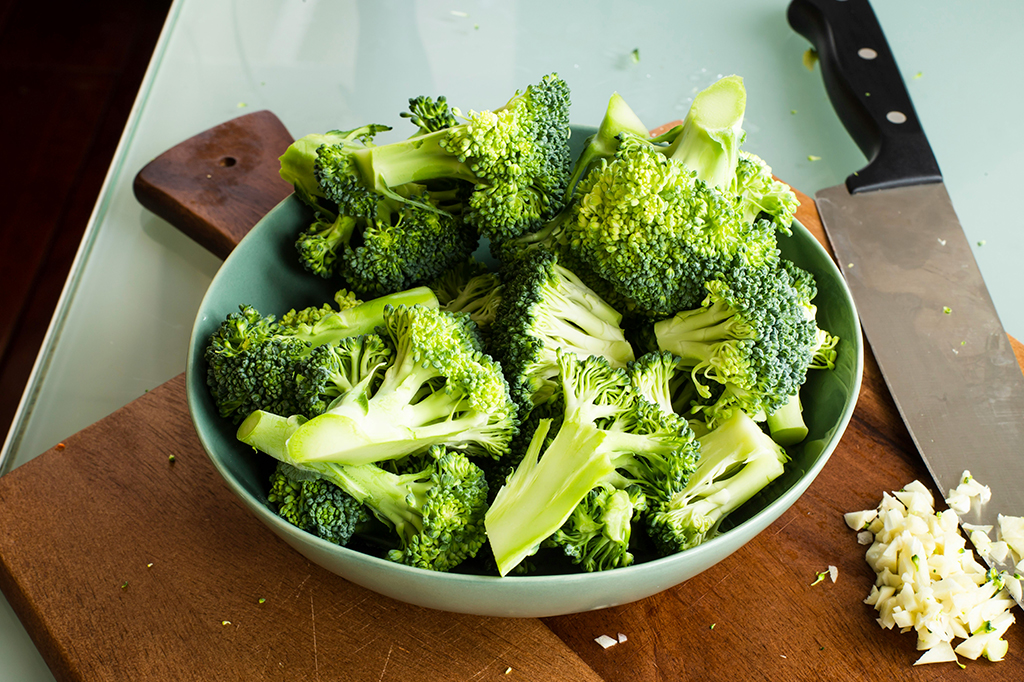 A melhor e mais saudável maneira de cozinhar brócolis, segundo a ciência