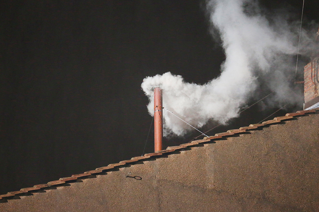 Conclave: quais substâncias definem a cor da fumaça que anuncia o papa?