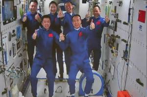 Fotografia do primeiro encontro de duas equipes de astronautas chineses (Shenzhou 14 e 15) em Tiangong em 30 de novembro de 2022.