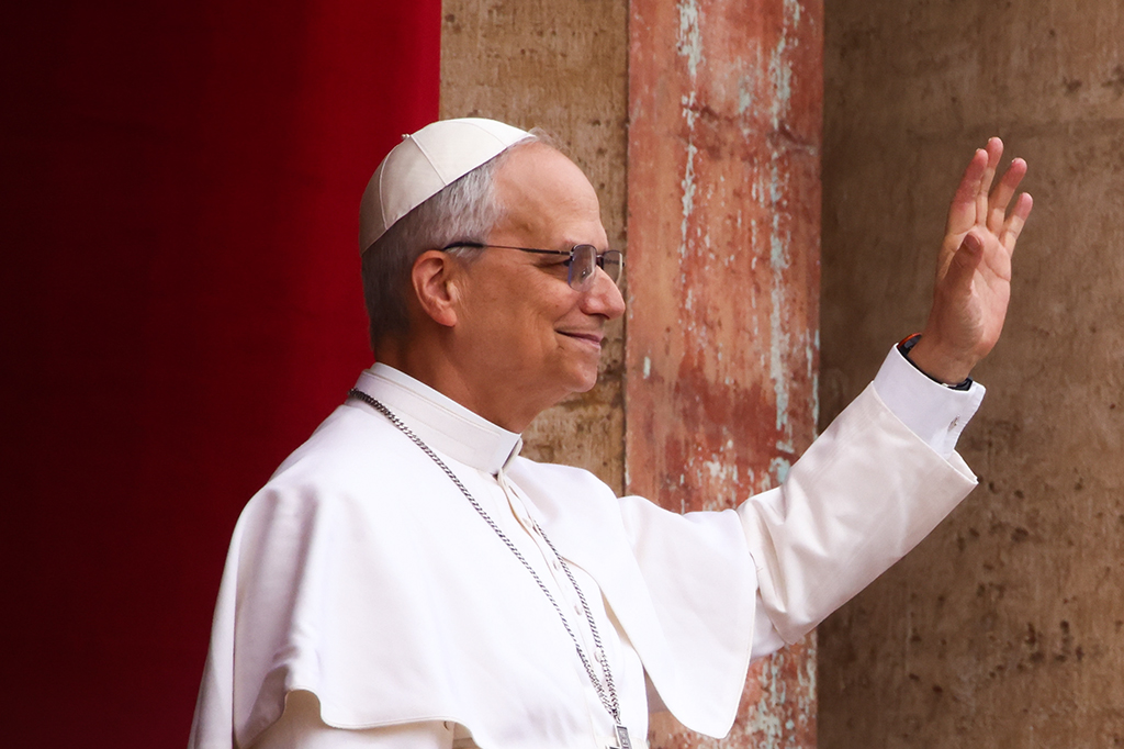 Por que apenas 7 mulheres podem vestir branco diante do Papa?