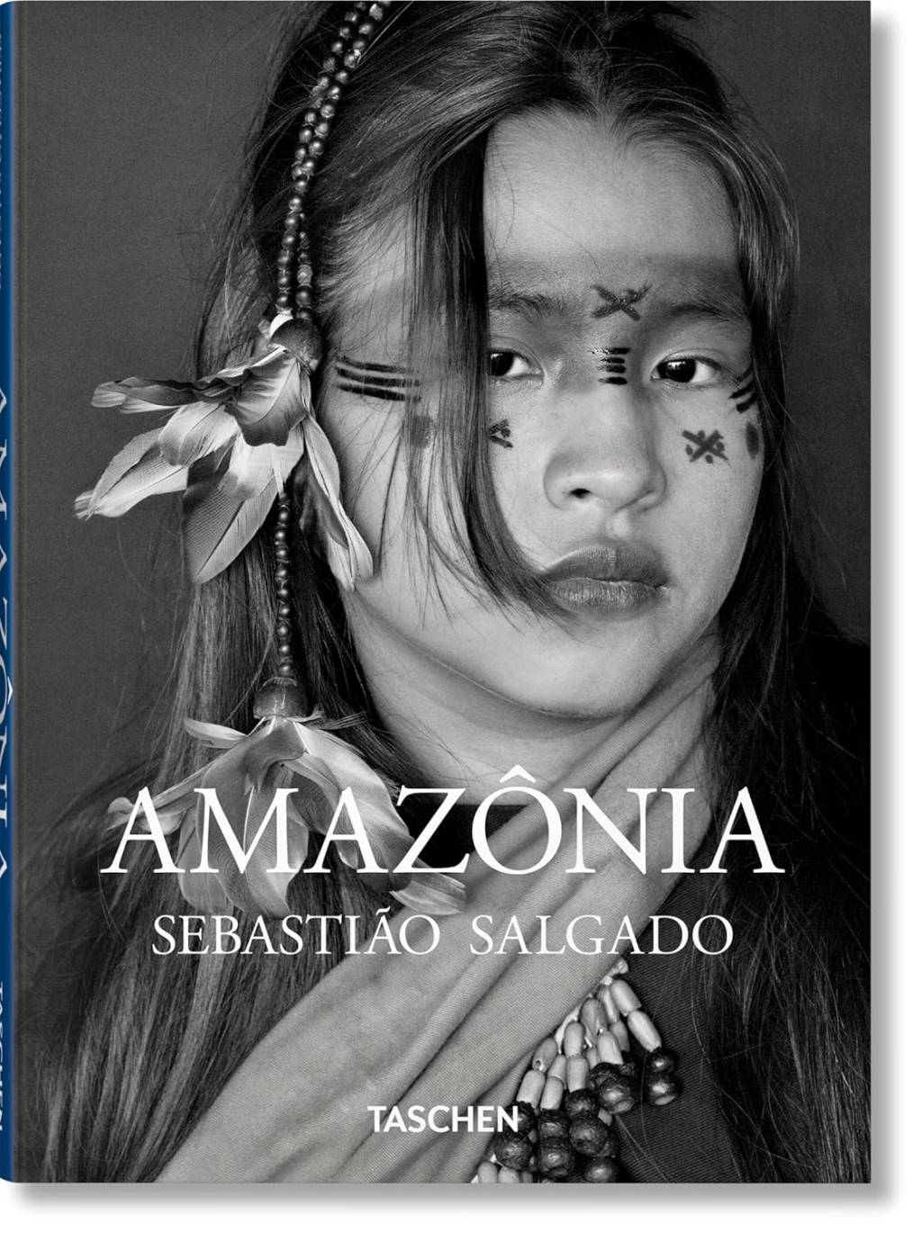 Capa da edição de Amazônia da editora Taschen, com uma mulher indígena em preto e branco.