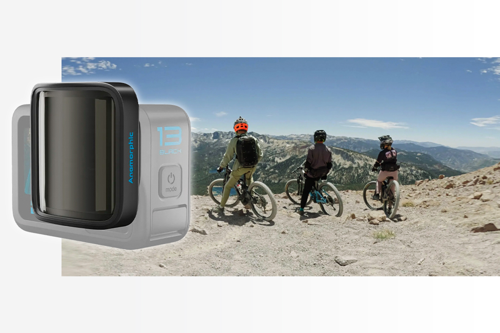 Imagem de um trio de ciclista no alto de uma montanha. Em destaque, &agrave; esquerda, v&ecirc;-se a o novo modelo da c&acirc;mera GoPRO Anamorphic.