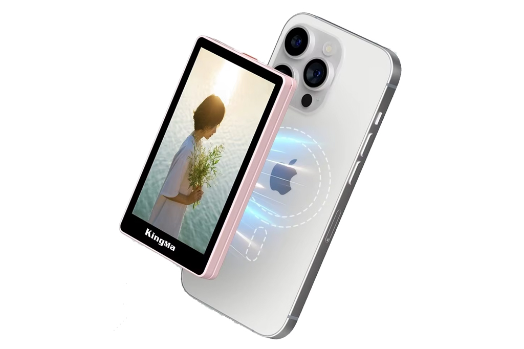 Imagem, em fundo branco, de uma pequena tela grudada magneticamente ao um smartphone.