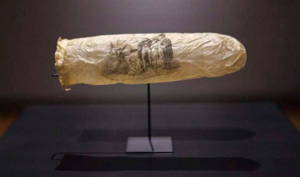 Este preservativo de 200 anos é decorado com uma arte erótica