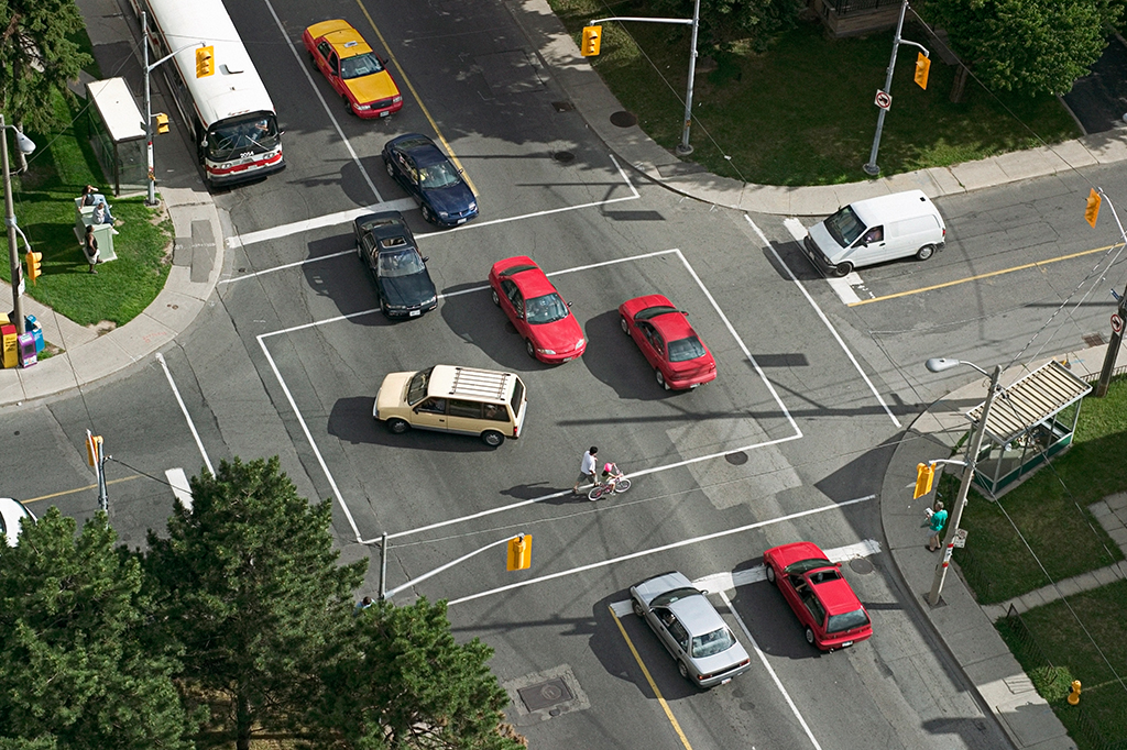 Por que algumas cidades estão proibindo motoristas de virarem à esquerda?