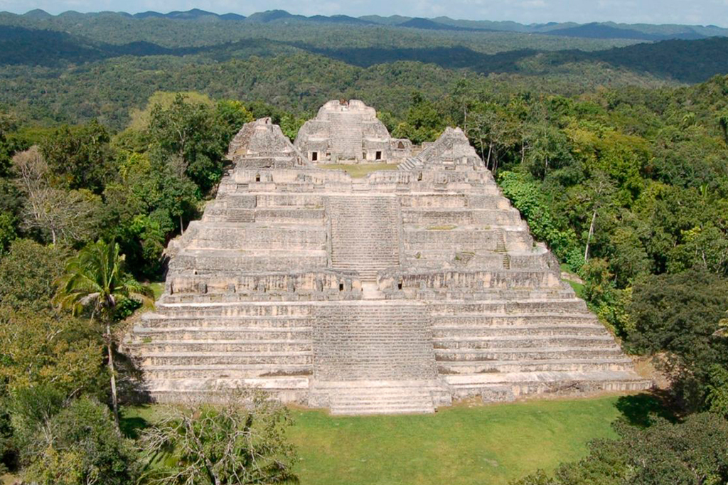 Arqueólogos encontram tumba de primeiro rei de cidade maia