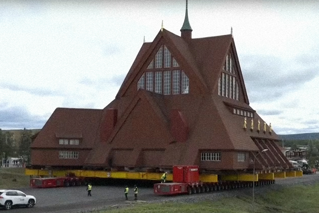 Igreja centenária é “rebocada” na Suécia devido à expansão de mina de ferro