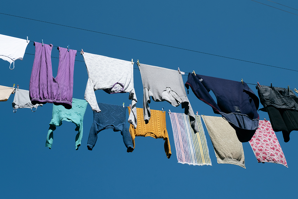 Por que roupas encolhem na lavagem? Cientista têxtil explica como “desencolhê-las”