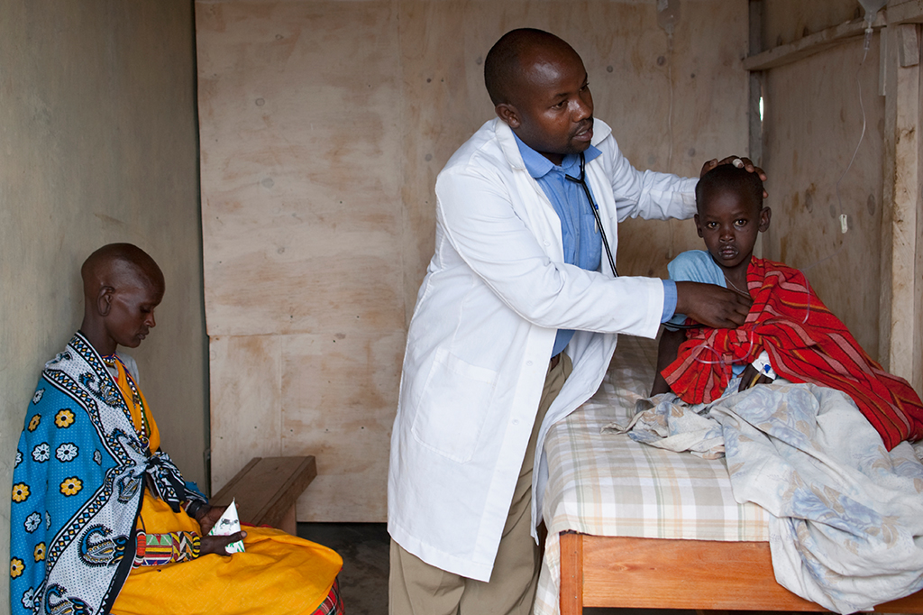 Dinheiro para famílias pobres diminui mortalidade infantil pela metade, diz estudo