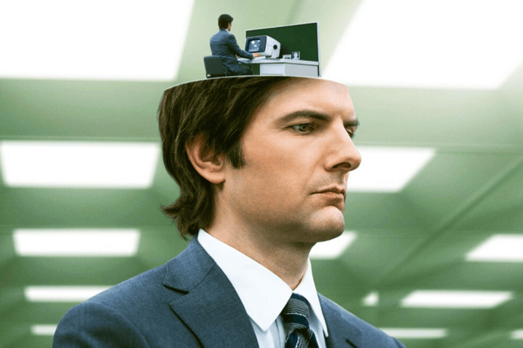 Imagem surrealista de um homem num escrit&oacute;rio, vestindo terno. Acima da cabe&ccedil;a, v&ecirc;-se uma miniatura de si mesmo sentado numa cadeira diante de um computador.