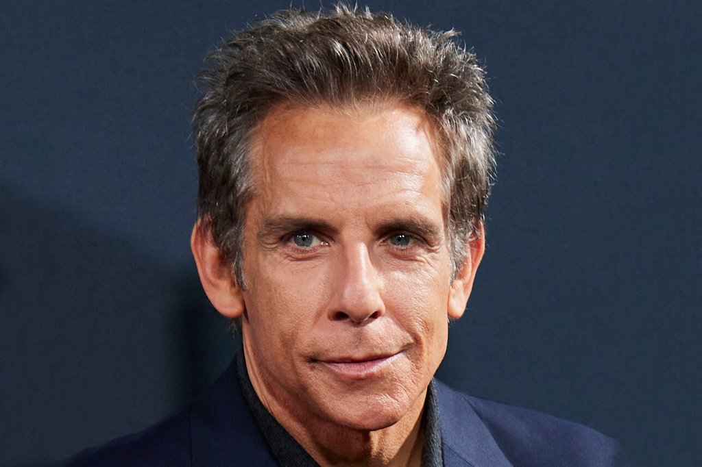 Imagem, em fundo azul, de um homem de cabelos grisalhos e sorrindo &ndash; ator Ben Stiller.