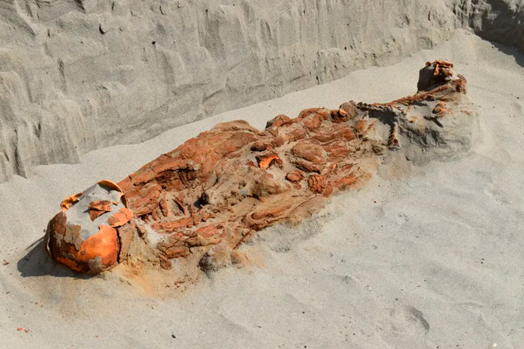 Esqueletos com mãos e pescoços amarrados são encontrados por arqueólogos no Peru