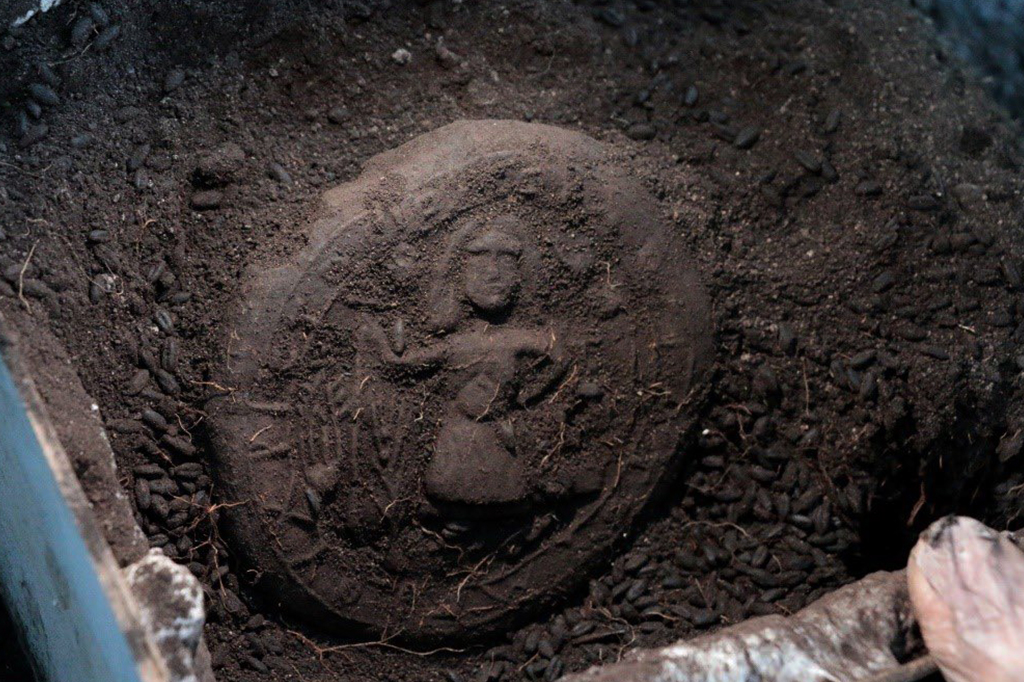 Pão bizantino de 1.300 anos com imagem de Jesus é descoberto na Turquia