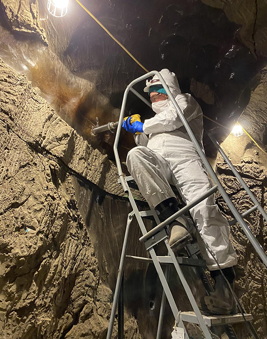 Robyn Barbato, do Laboratório de Pesquisa e Engenharia das Regiões Frias, perfura uma amostra das paredes do Túnel do Permafrost.