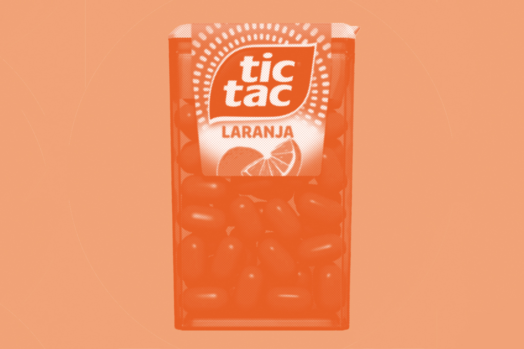 Imagem, em fundo laranja, com uma embalagem de bala TicTac.