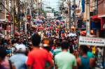 Fotografia de pessoas na rua no Brasil.