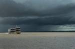 Fotografia de uma Tempestade se formando no rio Amazonas durante a esta&ccedil;&atilde;o chuvosa.