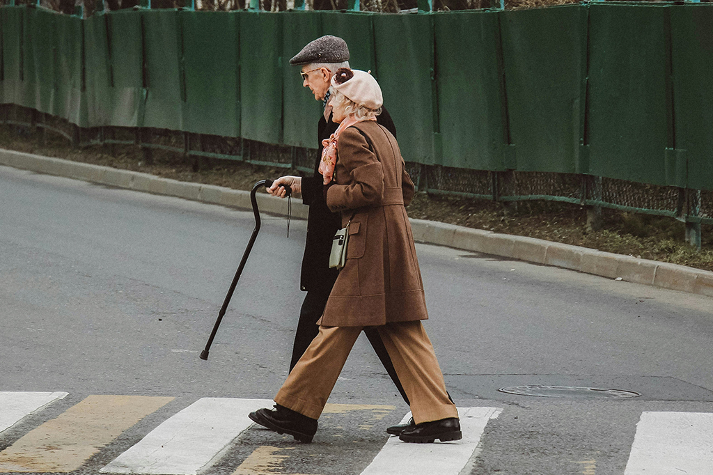 O número de passos diários necessários para prevenir o Alzheimer, segundo estudo de Harvard