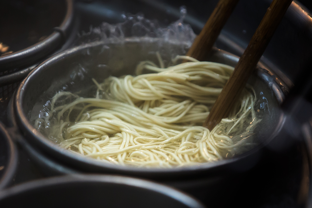 Não é preciso água fervendo para o macarrão e outros 8 mitos culinários