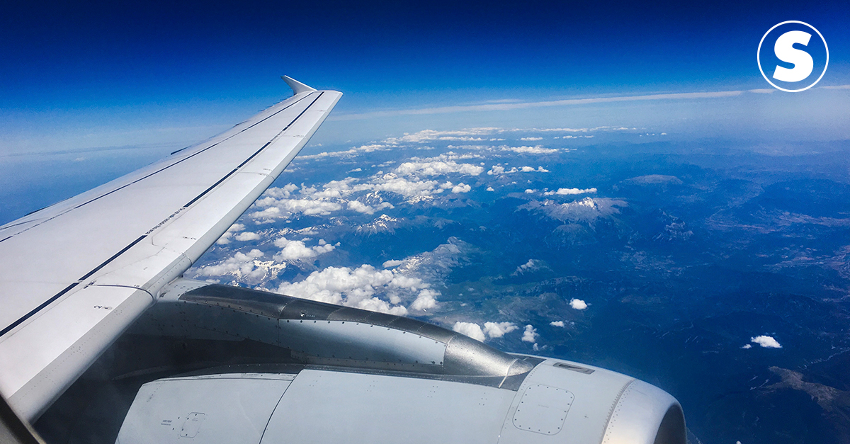 Fotografia da vista da janela de uma avião.