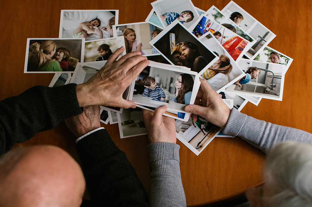 Fotografia de um casal de idosos olhando fotos.