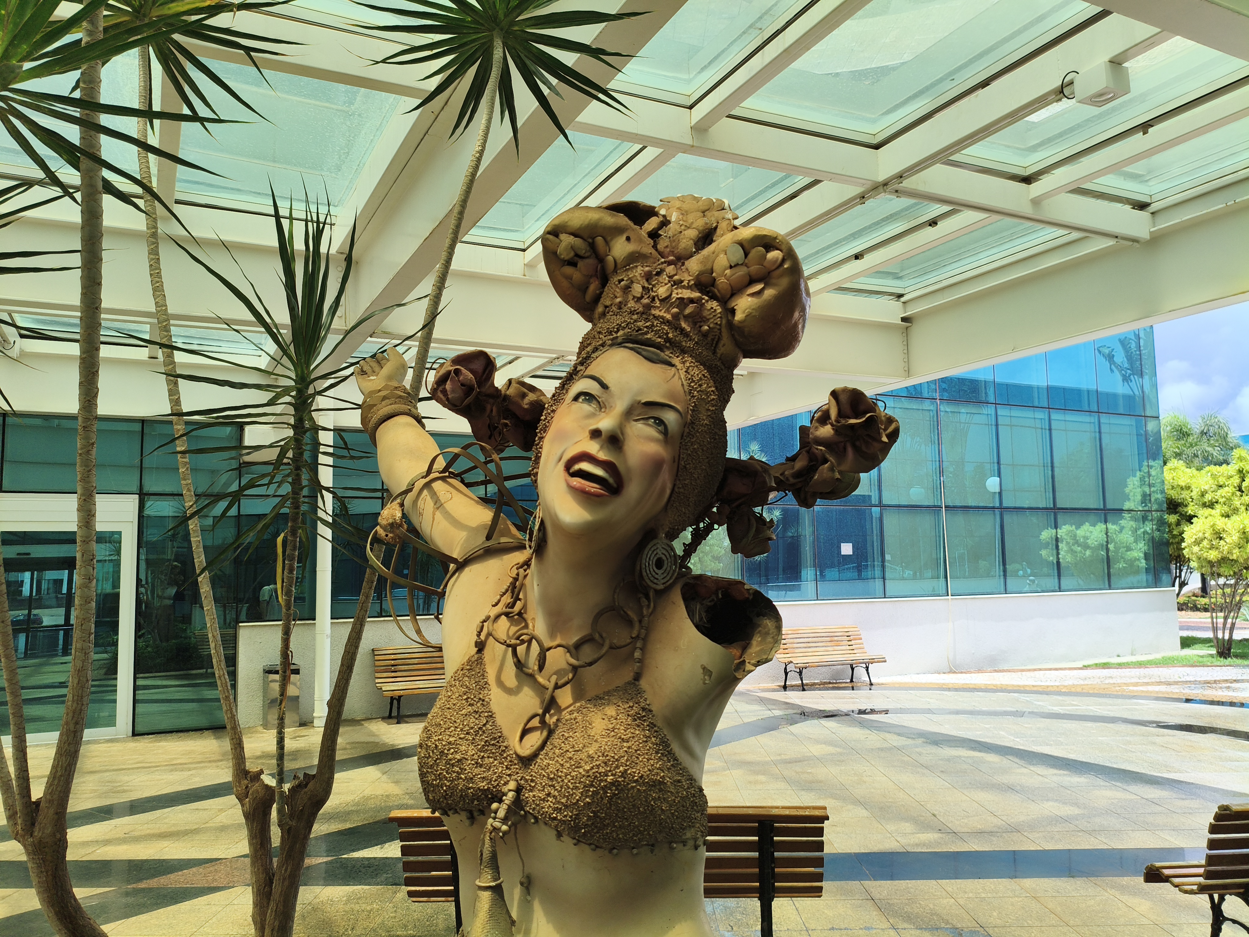 Fotografia da Est&aacute;tua de Carmem Miranda sem um bra&ccedil;o na Prefeitura de Paul&iacute;nia