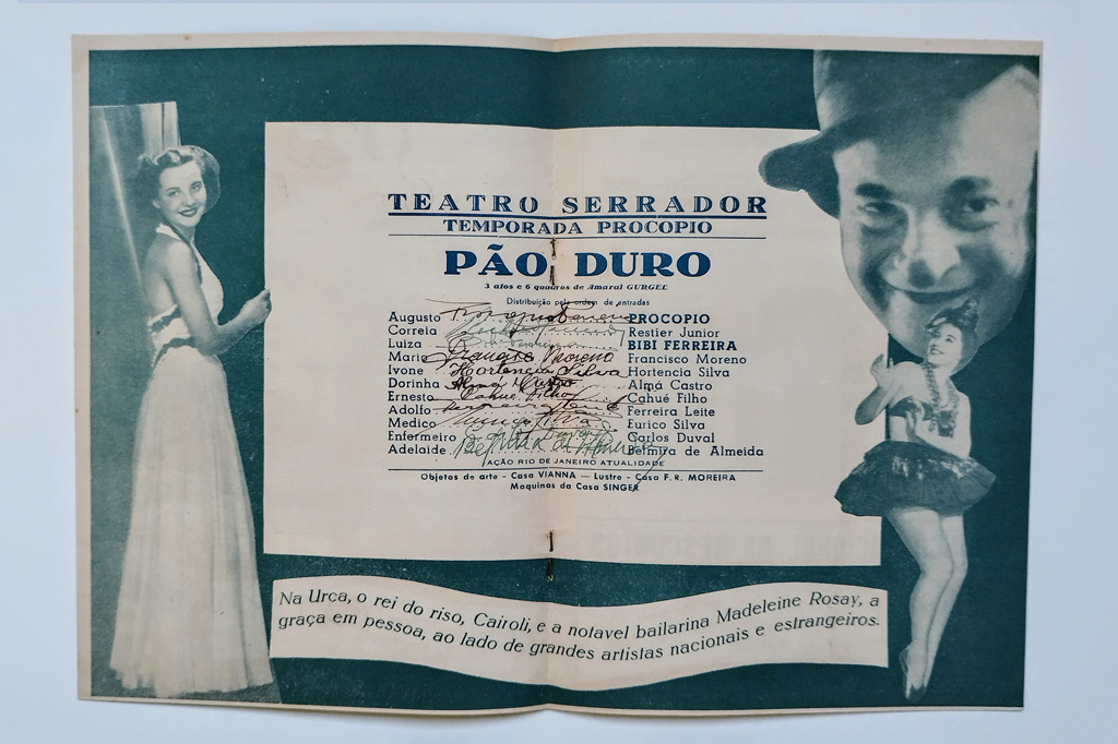 Imagem, em fundo lil&aacute;s, de um cartaz de pe&ccedil;a de teatro.