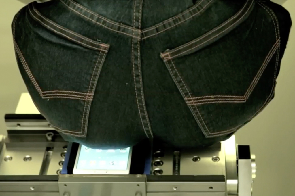 A vez em que a Samsung criou um robô em forma de bunda para testar a durabilidade de seus celulares