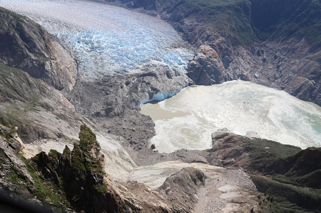 Fotografia aérea oblíqua do deslizamento de terra de 10 de agosto de 2025. A direção da imagem é para o sul.