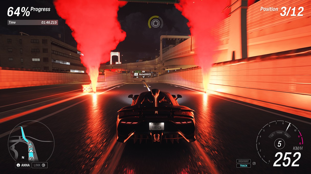 Carro esportivo preto visto por tr&aacute;s em alta velocidade numa pista noturna, com fuma&ccedil;a vermelha intensa e luzes neon nas laterais. Elementos da interface do jogo mostram 64% de progresso, tempo de 01:46.215, posi&ccedil;&atilde;o 3/12 e velocidade de 252 km/h
