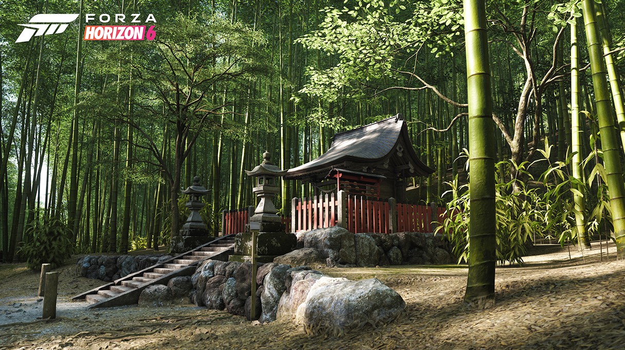 Templo japon&ecirc;s tradicional com telhado escuro e cerca vermelha, cercado por um denso bambuzal verde. Escadas de pedra levam ao templo, ladeadas por lanternas de pedra e rochas. O ch&atilde;o &eacute; de terra batida com folhas secas, e o sol ilumina a cena. O logotipo 