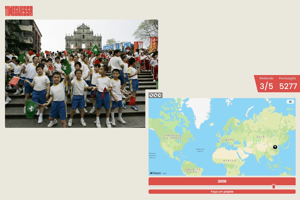 Crian&ccedil;as asi&aacute;ticas em uniformes brancos e azuis seguram bandeiras de Macau e da China, sorrindo em frente &agrave;s Ru&iacute;nas da Igreja de S&atilde;o Paulo, em Macau. Um mapa-m&uacute;ndi com um marcador na &Aacute;sia e a pontua&ccedil;&atilde;o 5277 indicam um jogo de adivinha&ccedil;&atilde;o de localiza&ccedil;&atilde;o.