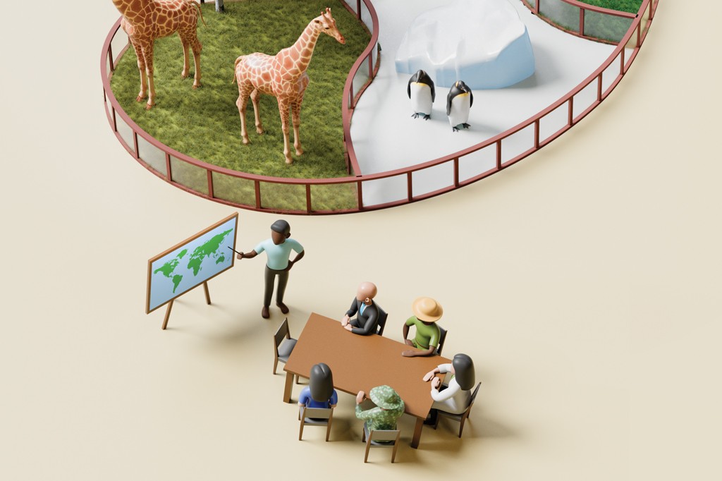Uma pessoa em miniatura, de pele escura e camisa azul, aponta para um mapa-m&uacute;ndi em um cavalete, enquanto outras cinco pessoas sentam-se ao redor de uma mesa. Acima, um recinto de zool&oacute;gico com duas girafas e dois pinguins.
