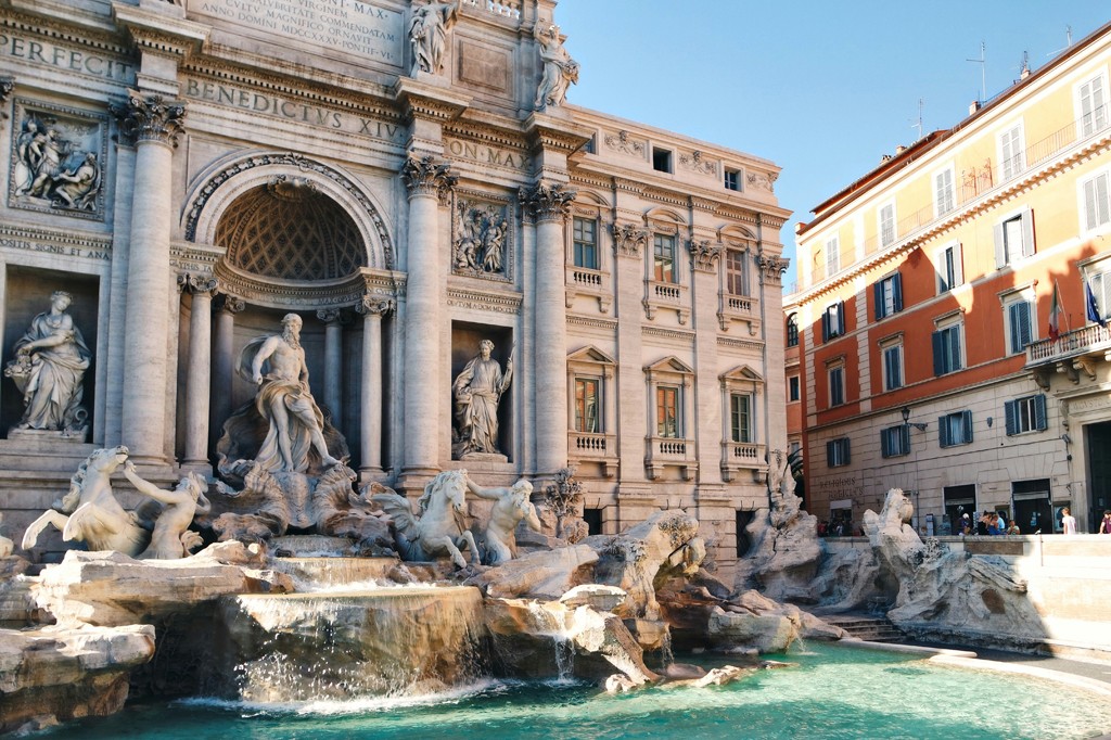 O que é feito com as moedas jogadas na Fontana di Trevi?