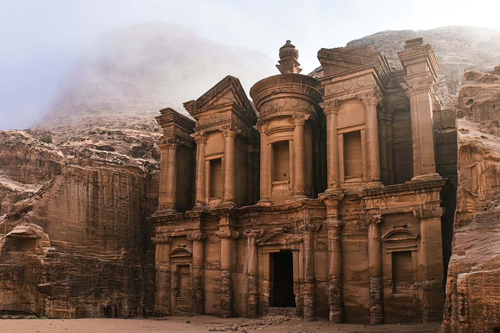 Como foi construída a cidade de Petra?